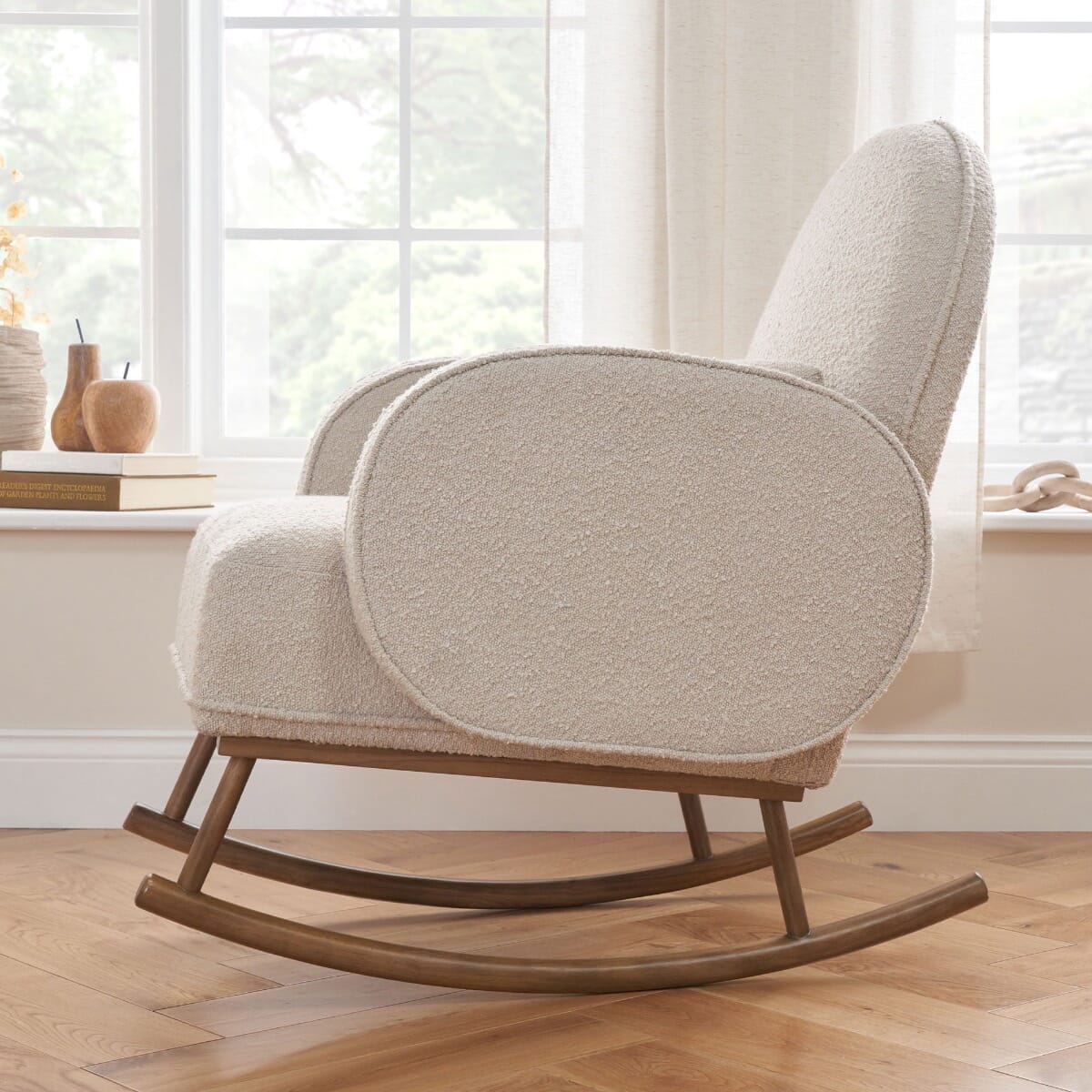 Ergonomic nursing outlet chair